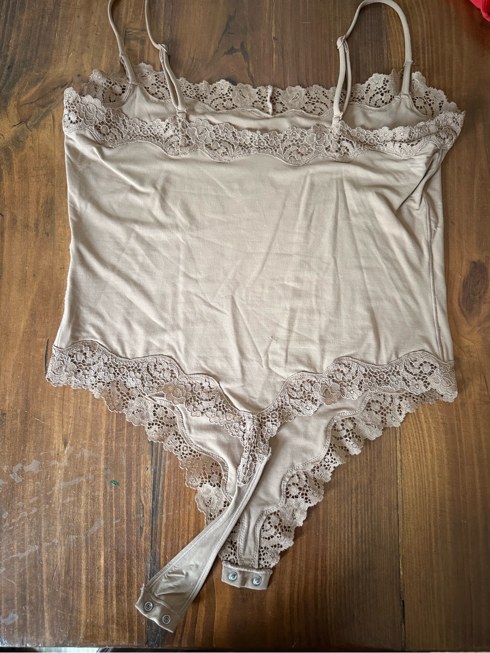 SKIMS fits everybody Lace-Trim Stretch Bodysuit - Picture 2 of 5